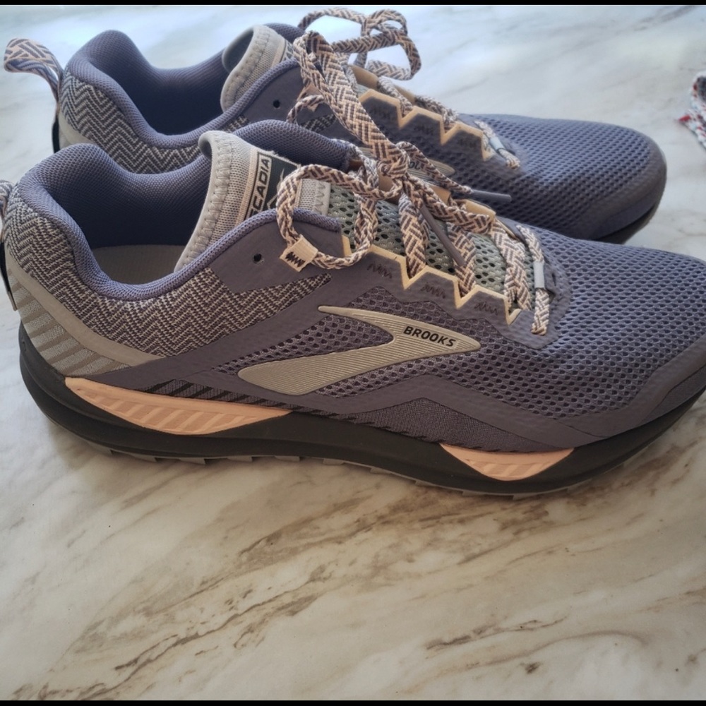 BRAND NEW Brooks Cascadia 14 Trail Shoes Size 10